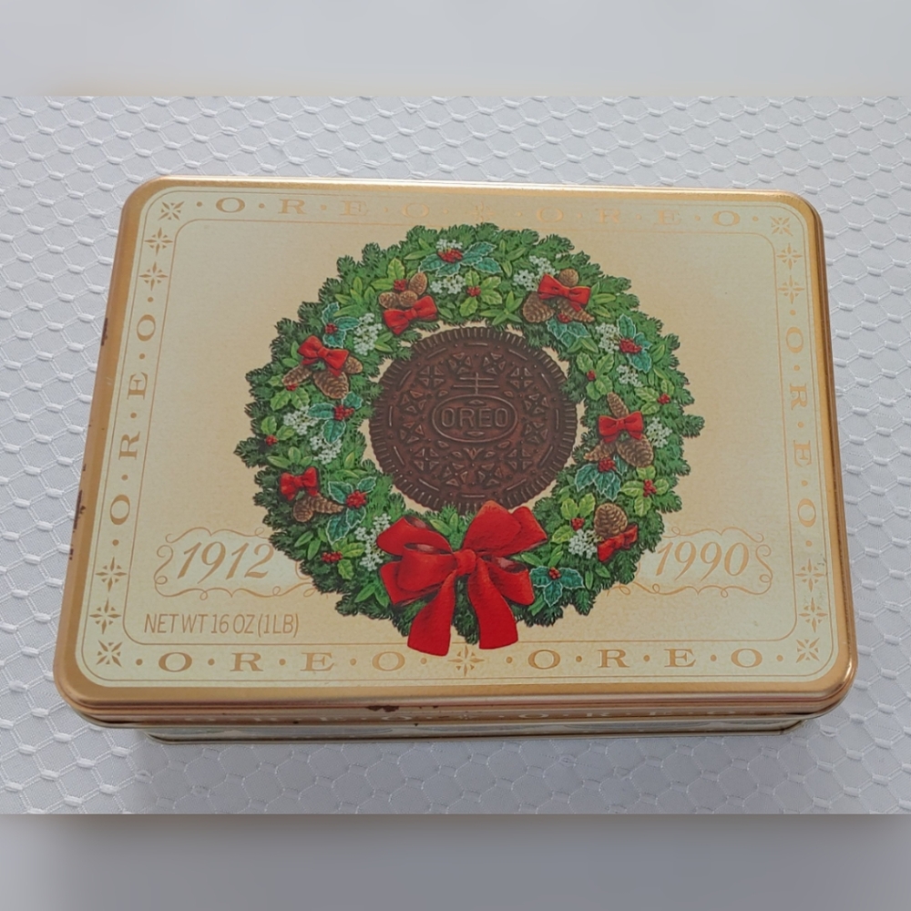 Vintage 1990 OREO Christmas Gold Tin w/ Wreath